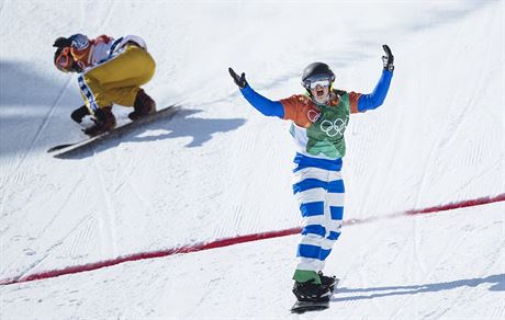 V CÍLI. Italská snowboardcrossaka Michela Moioliová (vpravo) získala...