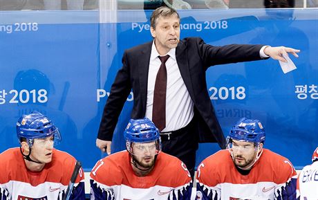 eský kou Josef Janda diriguje hokejisty v olympijském utkání proti Kanad....