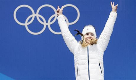 ZLATO. esk lyaka Ester Ledeck senzan zvtzila v olympijskm superobm...