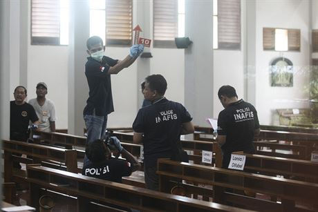 Útoník zranil v indonéském kostele tyi vící (11.2.2018)