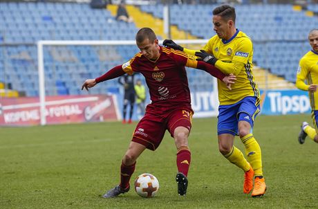 ZÍSKÁ MÍ? Zlínský záloník Daniel Holzer napadá v prbhu domácího utkání na...