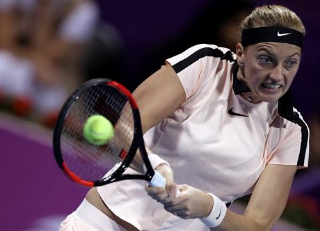 Petra Kvitová returnuje v prbhu finále tenisového turnaje v Dauhá.