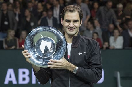 S TROFEJ. vcarsk tenista Roger Federer ovldl turnaj v Rotterdamu a takhle...