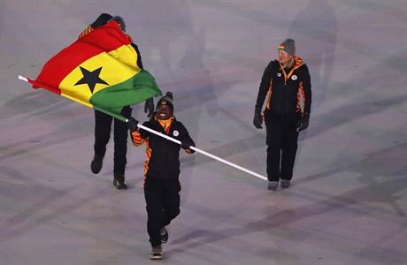 Ghansk skeletonista Akwasi Frimpong na slavnostnm zahjen olympijskch her v...