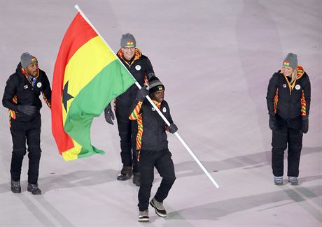 Ghansk skeletonista Akwasi Frimpong s vlajkou na slavnostnm zahjen...