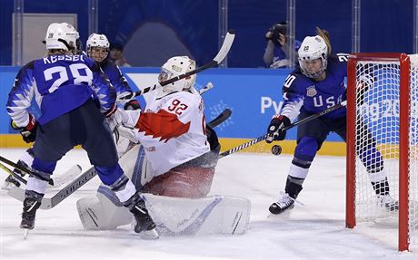 Americk hokejistka Hannah Brandtov (vpravo) skruje.