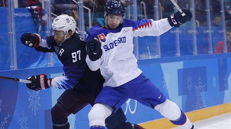 Amerian Matt Gilroy (vlevo) v souboji s Miloem Bubelou ze Slovenska.