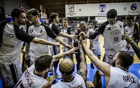 Nymburtí basketbalisté jdou do hry.