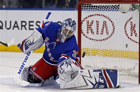 Brank NY Rangers Ondej Pavelec zasahuje v duelu proti Calgary.