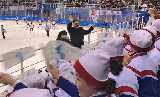 Imitátor Kim ong-una zaskoil severokorejské roztleskávaky na hokejovém...