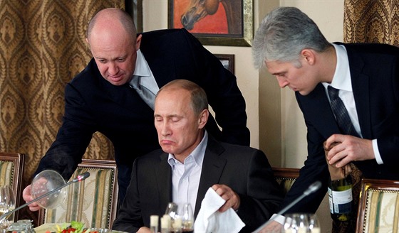 Jevgenij Prigožin obsluhuje ruského prezidenta Vladimira Putina ve své...