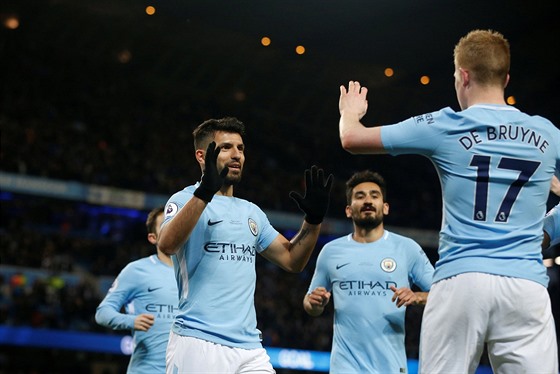 Sergio Agüero a Kevin De Bruyne z Manchesteru City slaví gól proti Leicesteru.