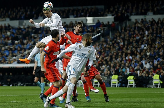 Cristiano Ronaldo z Realu Madrid hlavikuje v utkání proti San Sebastianu.