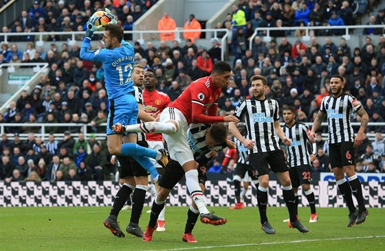 SKVLÁ PREMIÉRA. Branká Martin Dúbravka zasahuje v utkání proti Manchesteru...