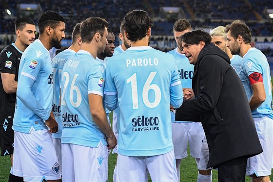 Kou Simone Inzaghi dává pokyny hrám Lazia v utkání na hiti Verony.