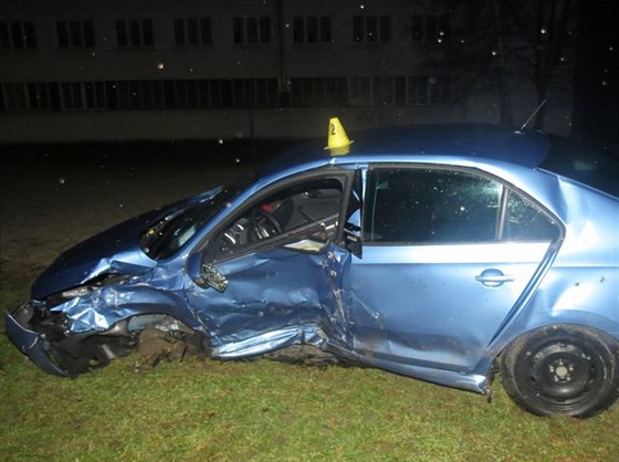 Do zaparkovaného auta v Sokolov naboural opilý mladík bez idiáku.