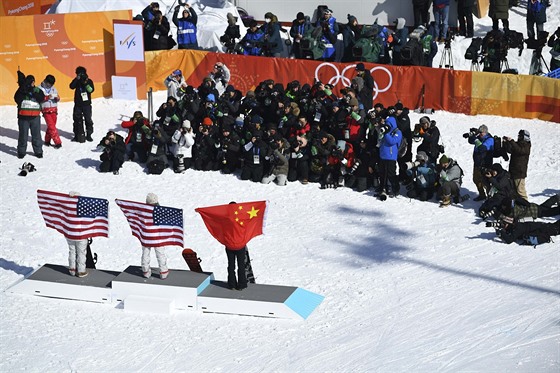 O stupn vítz se v závod snowboardistek na U-ramp podlily Amerianky Chloe...