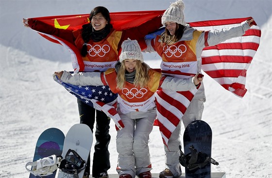 O stupn vítz se v závod snowboardistek na U-ramp podlily Amerianky Chloe...