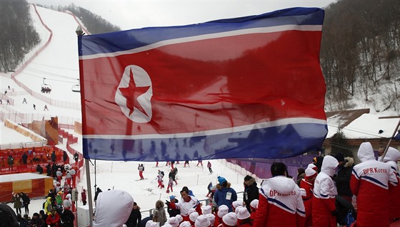 Skupina severokorejských roztleskávaek dorazila na závody slalomáek.