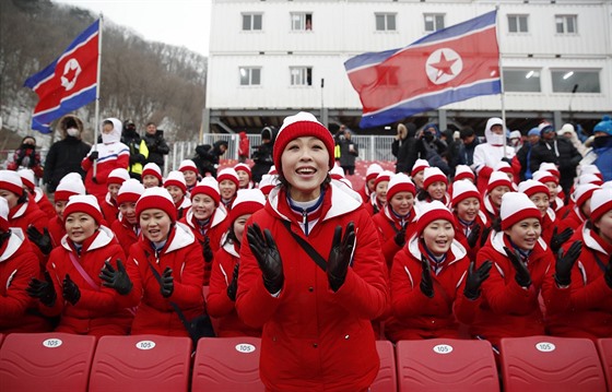 Místo olympijského závodu slalomářek se o zábavu diváků staraly severokorejské...