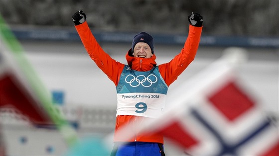 ZLATO! Nor Johannes Bö se raduje ze zisku nejcennjí olympijské medaile po individuálním závod biatlonist.