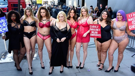 Skupina plus size modelek v Londýně protestovala proti malé diverzitě v oboru....
