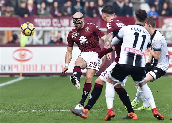 Lorenzo De Silvestri z FC Turín (s maskou) centruje mí v zápase proti Udinese.