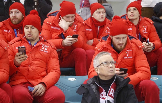 Olympijští hokejisté z Ruska sledují v Pchjongčchangu utkání svých krajanek...