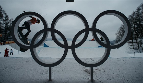 Pouze startovat pod pti kruhy nkterým nestaí, tato snowboardistka závodí...