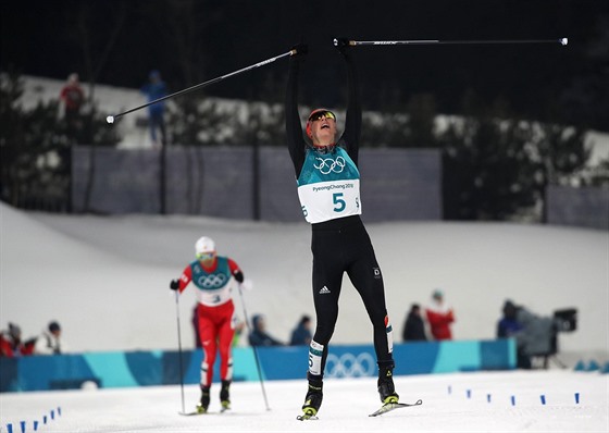 ZLATO. N�mecký sdru�ená� Eric Frenzel práv� projí�dí cílem a stává se...