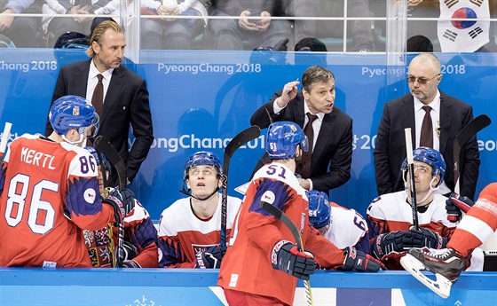 Trenér eské hokejové reprezentace Josef Janda (uprosted) rozdává pokyny...