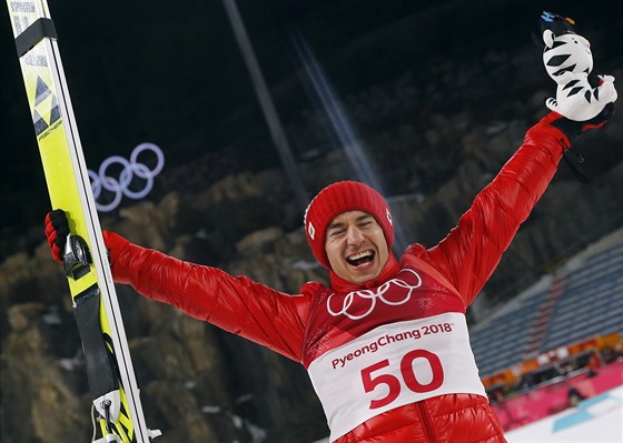 Polský skokan na lyích Kamil Stoch se raduje z triumfu na velkém mstku.