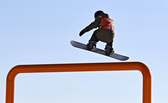 eský snowboardista Petr Horák v kvalifikaci slopestylu na olympijských hrách v...