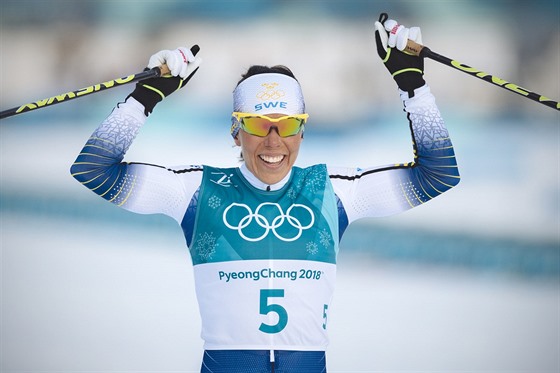 védská bkyn Charlotte Kallaová vybojovala zlato ve skiatlonovém závodu na...