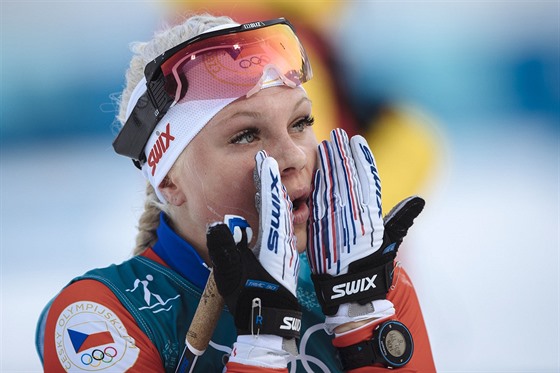 eská bkyn Barbora Havlíková v cíli skiatlonového závodu na 15 kilometr v...