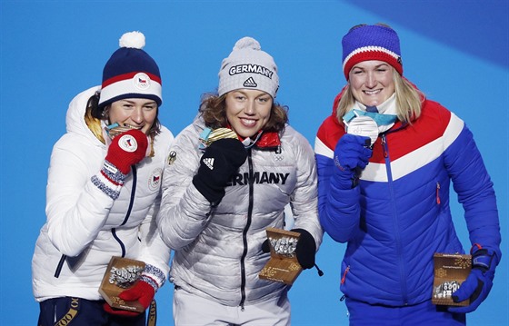 Česká biatlonistka Veronika Vítková (vlevo) dostala na ceremoniálu bronzovou...