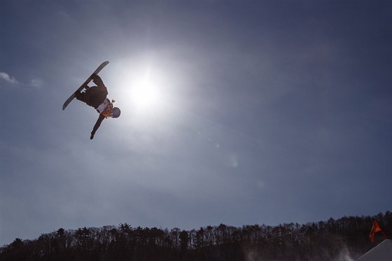 Rakousk snowboardistka Anna Gasserov pi finlov jzd slopestylu na...