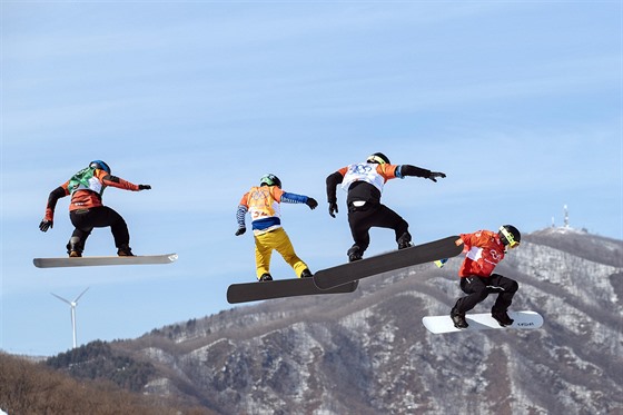 eský snowboardcrossa Jan Kubiík (druhý zleva) pi olympijské eliminaní...