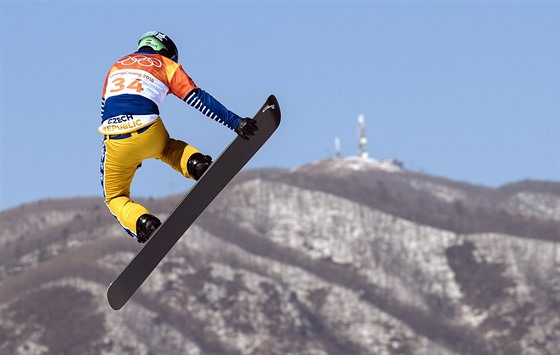 Český snowboardcrossař Jan Kubičík při olympijské kvalifikační jízdě v...