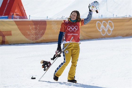 T�ETÍ. Eva Samková slaví s �eskou vlajkou bronzovou olympijskou medaili ze...