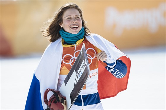 TETÍ. Eva Samková slaví s eskou vlajkou bronzovou olympijskou medaili ze...