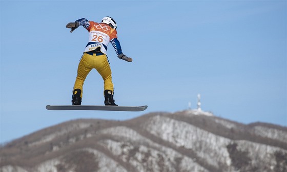 eská snowboardcrossaka Eva Samková pi kvalifikaní jízd na zimních...