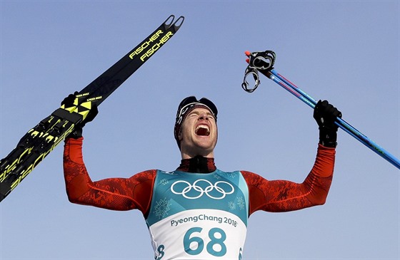 ZLATO. výcarský bec Dario Cologna zvítzil v olympijském závodu na 15 km...