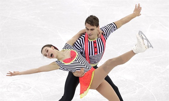 Anna Duková s Martinem Bidaem pi volné olympijské jízd. (15. února 2018)