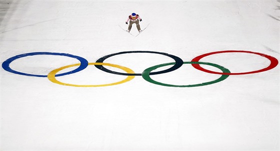 ech Viktor Poláek pi kvalifikaním skoku na velkém olympijském mstku. (16....