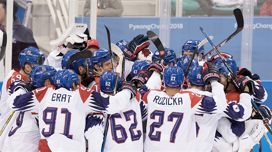 etí hokejisté slaví vítzství v olympijském utkání s Kanadou. (17. února 2018)