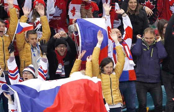 Čeští fanoušci při olympijském hokejovém utkání s Kanadou. (17. února 2018)