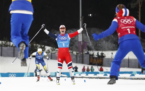 Norská bkyn Marit Björgenová dojídí pro tafetové zlato v závodu na 4 x 5...