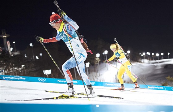 eská biatlonistka Veronika Vítková v olympijském závodu s hromadným startem na...