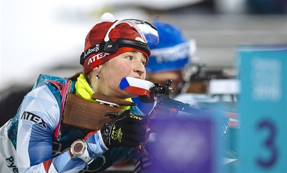 eská biatlonistka Veronika Vítková v olympijském závodu s hromadným startem na...